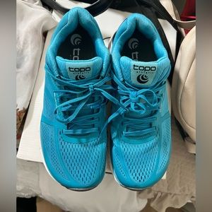7.5 topo running shoes worn twice 40$